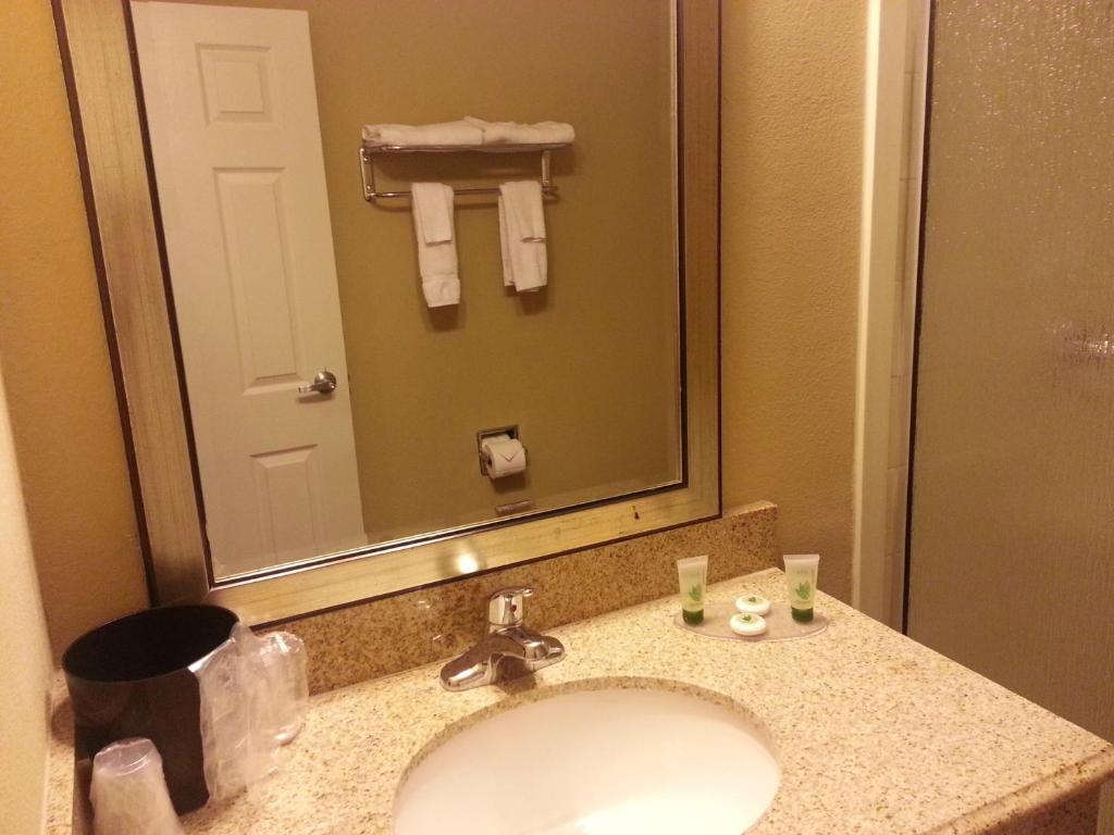 Howard Johnson By Wyndham Odessa Tx Habitación foto